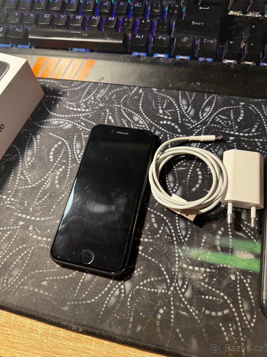 IPhone SE 2020 + příslušenství - 2