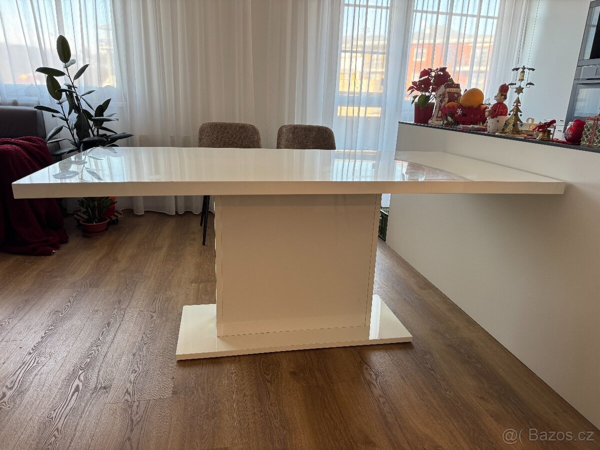 Jídelní stůl - 2