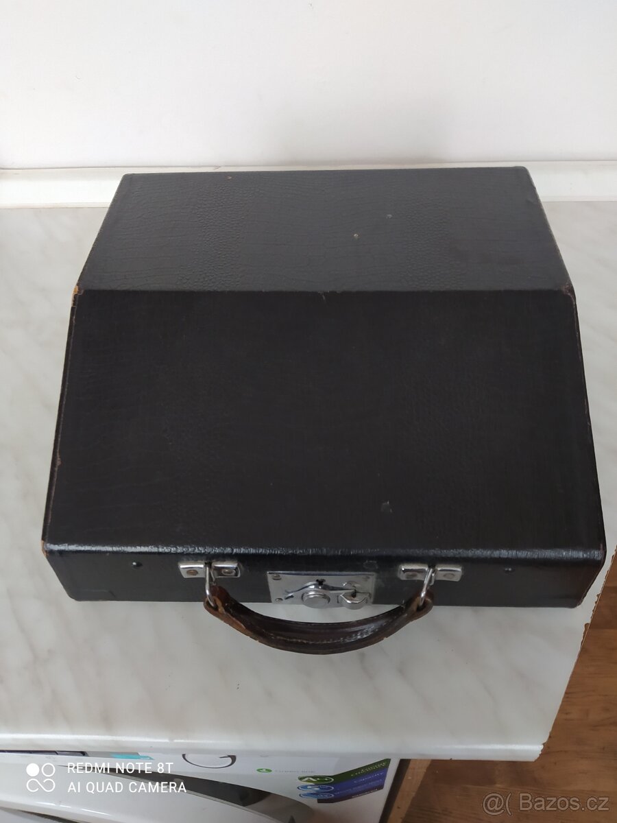 KUFŘÍKOVÝ PSACÍ STROJ - 2