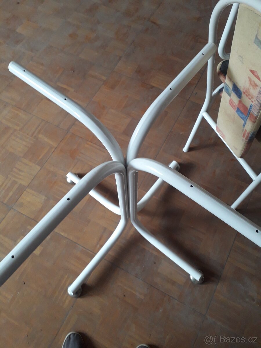 Kulatý jídelní stůl + 5 židlí - 2