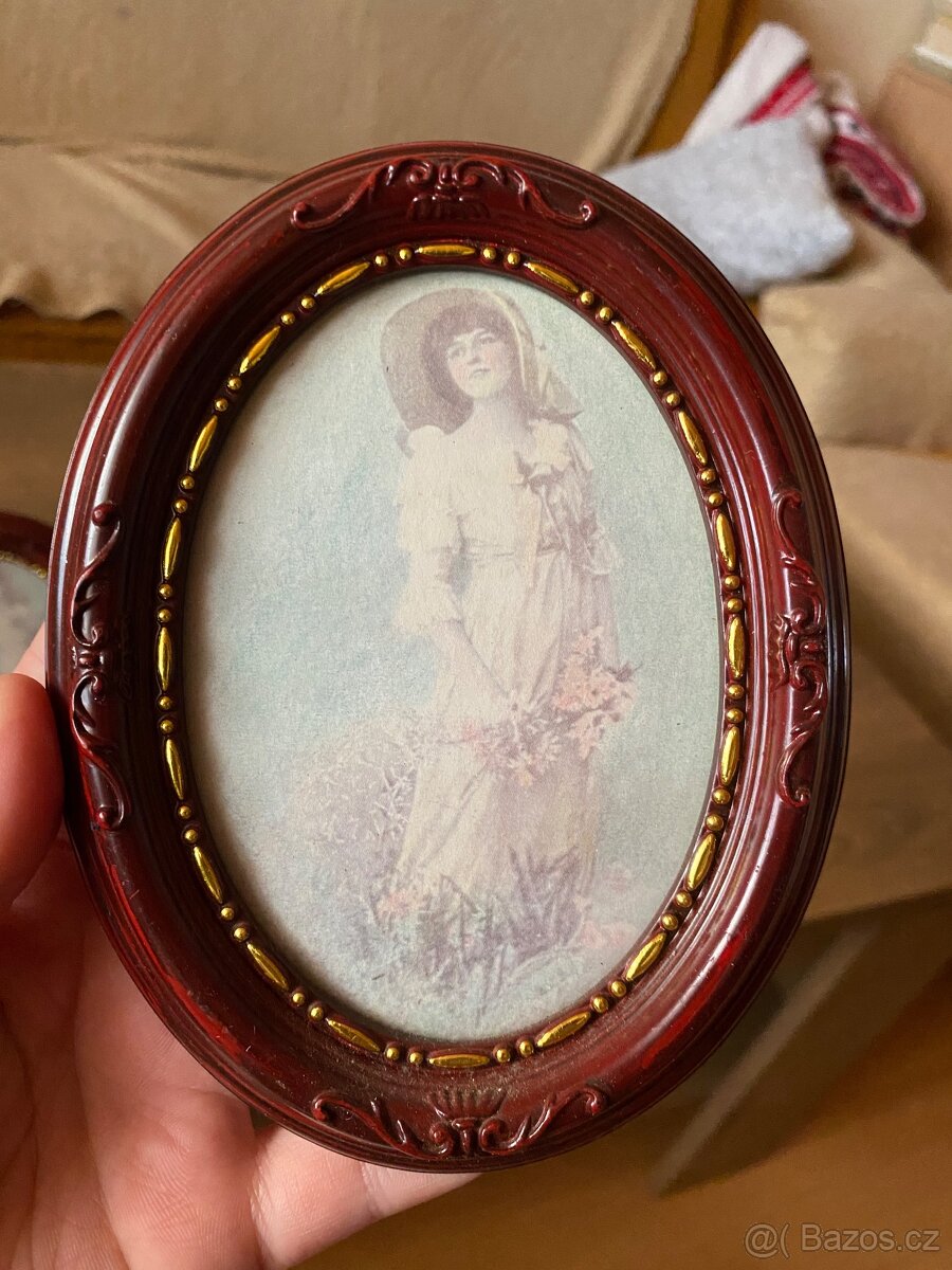 Dva obrázky a skříňka na klíče - 2