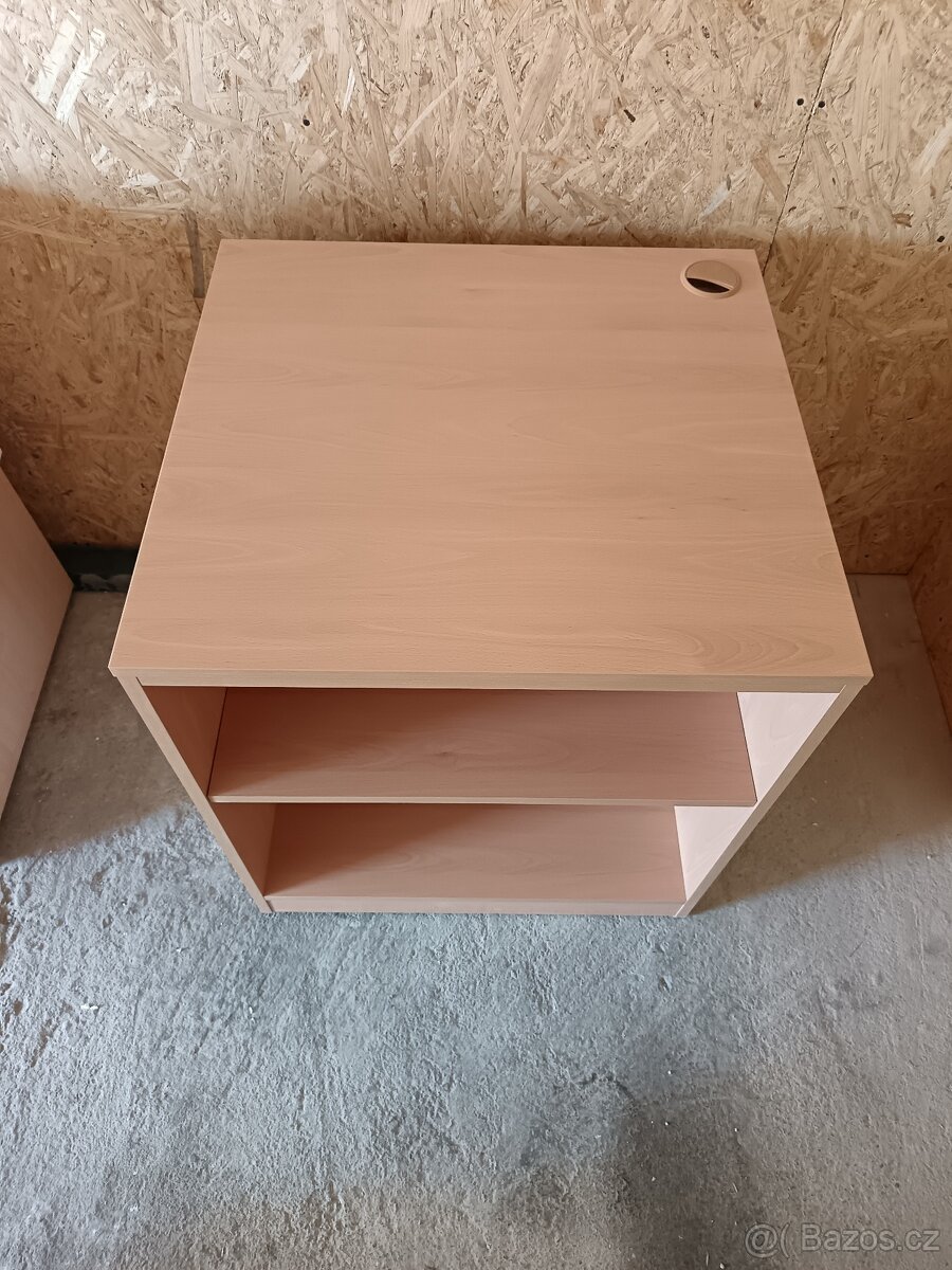 Skříňka s otvorem na kabeláž - 2