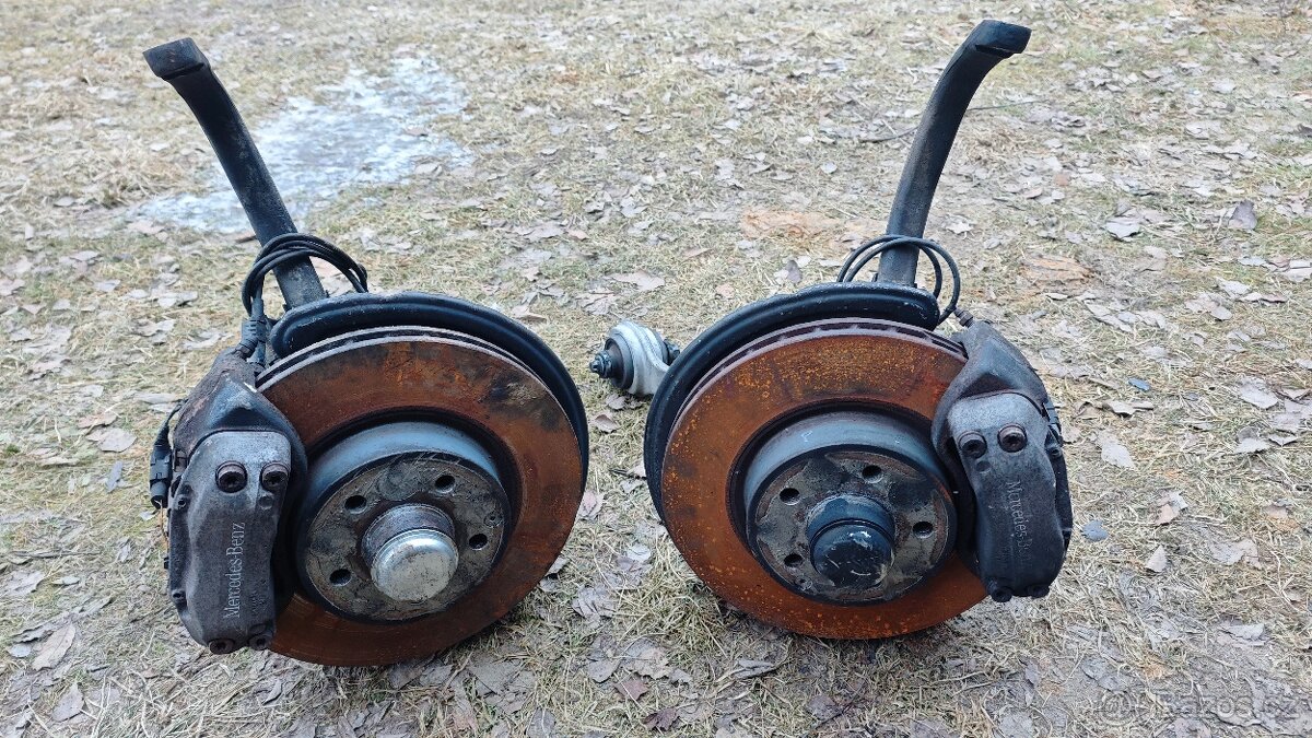 Mercedes-Benz E320 - těhlice - 2