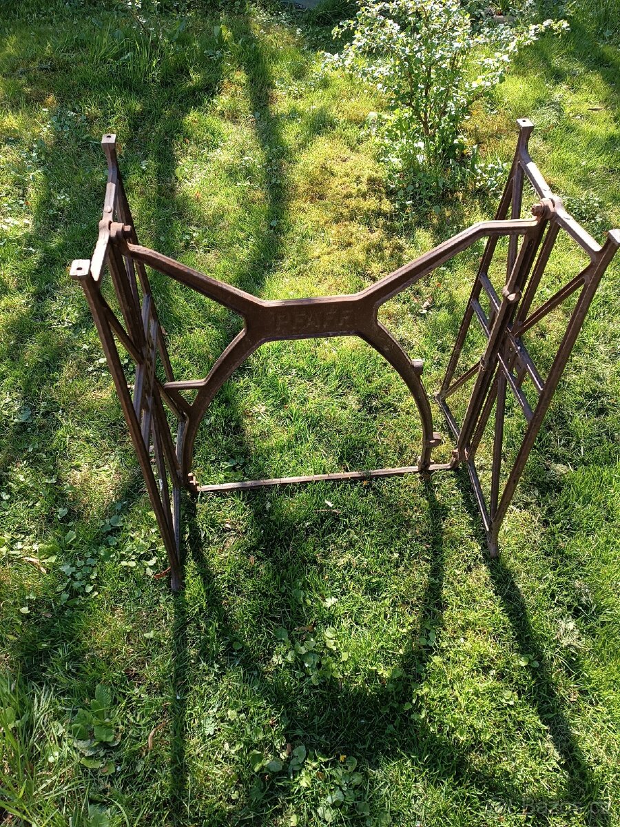 Starý šicí stroj - 2