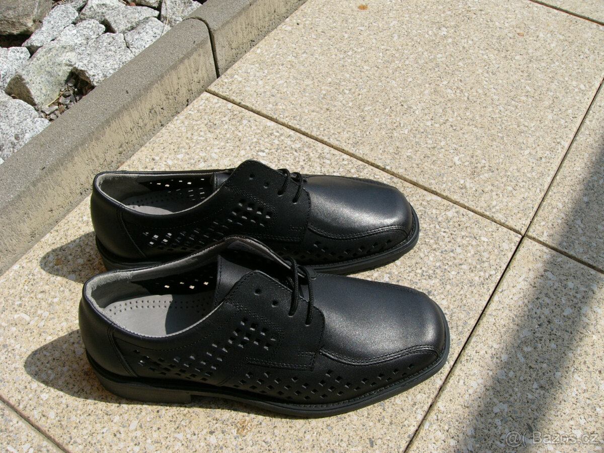 Polobotky černé perforované - 2