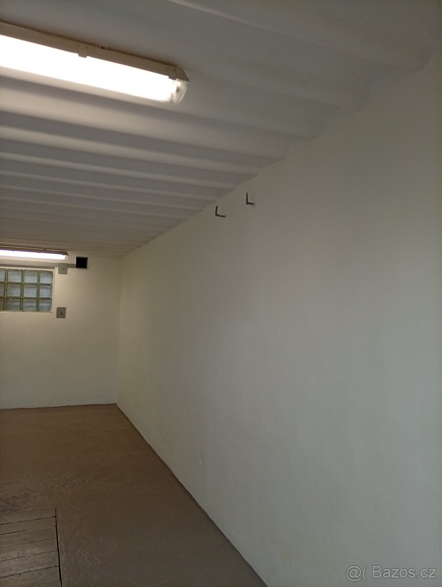 Pronájem garáž v Uh. Brodě u ČSAD - 2