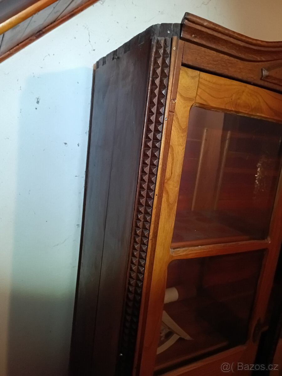 Starožitná skříň prosklená zdobená - 2