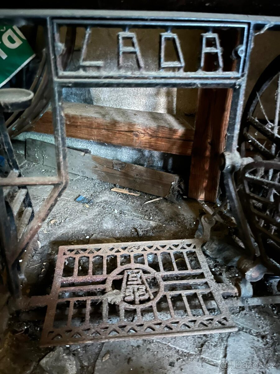 Lada, šicí stroj - 2