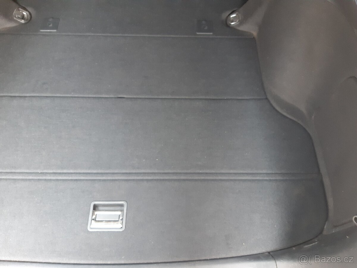 Toyota Avensis podlaha kufru - 2