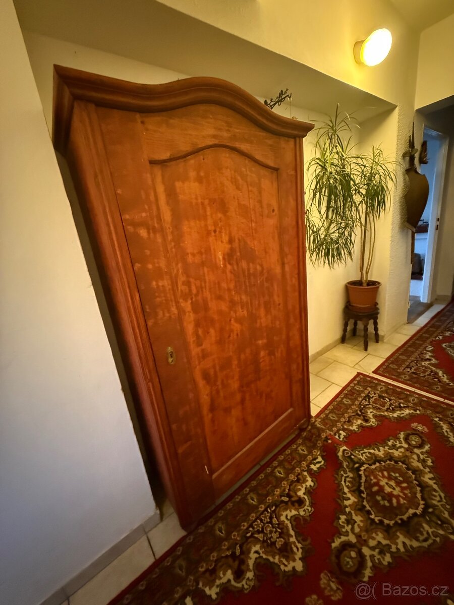 Starožitná šatní skříň - 2