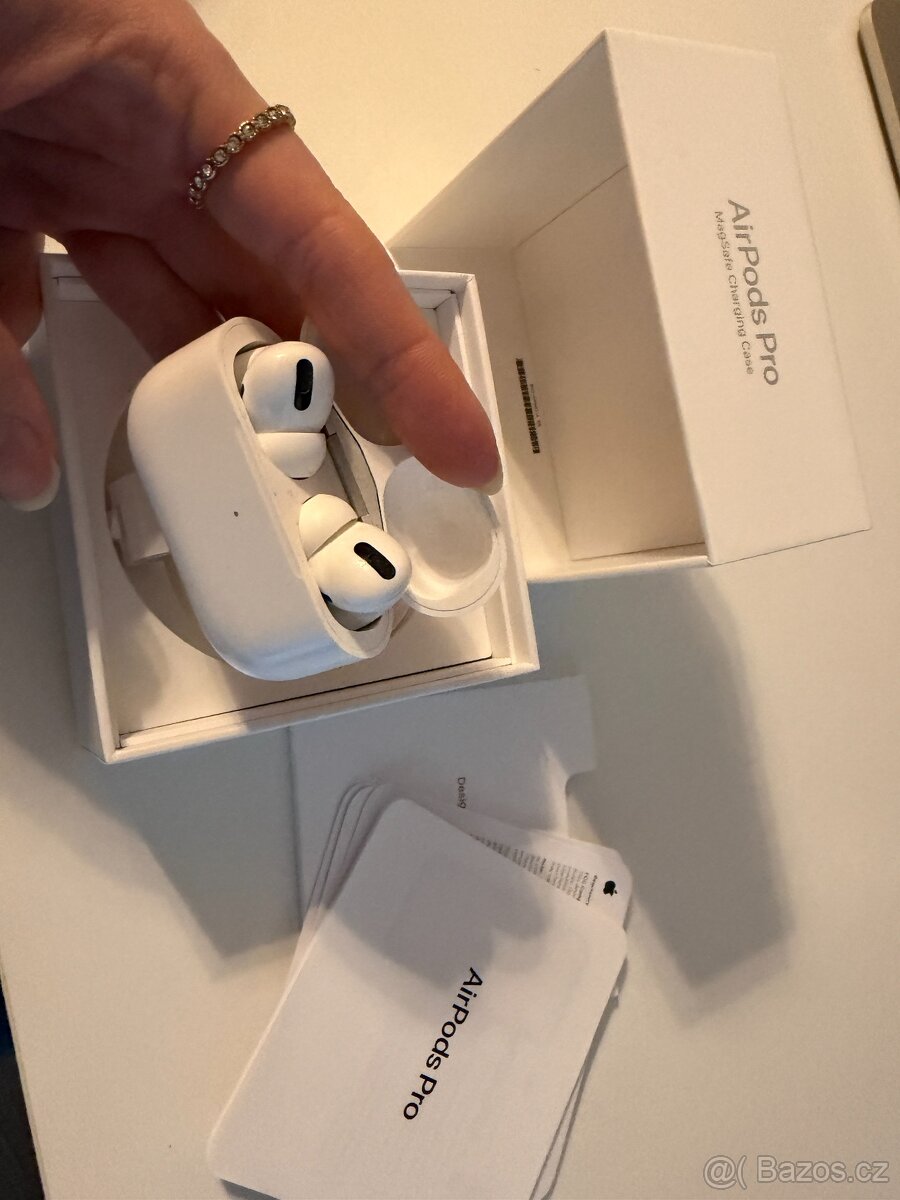 Apple AirPods Pro 1 - 2
