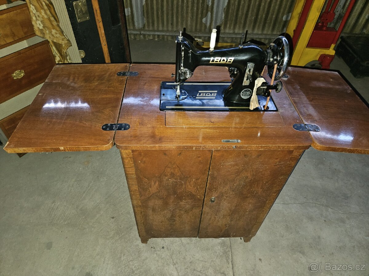 starožitný šicí stroj - 2