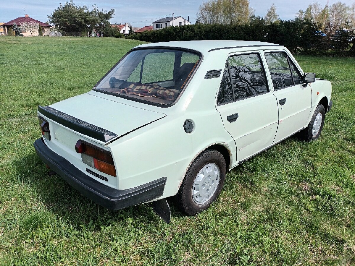 Škoda 105L s TP a SPZ - 2