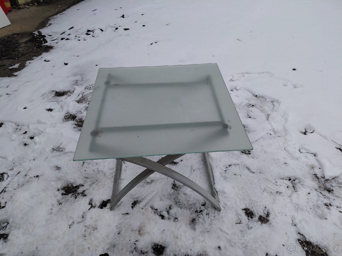 Kovový stul - 2