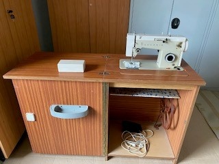 Skříňový šicí stroj - 2