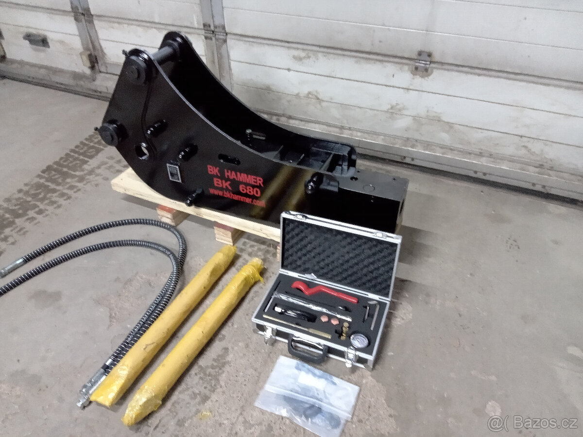 bourací kladivo na bagr JCB 3CX - 2