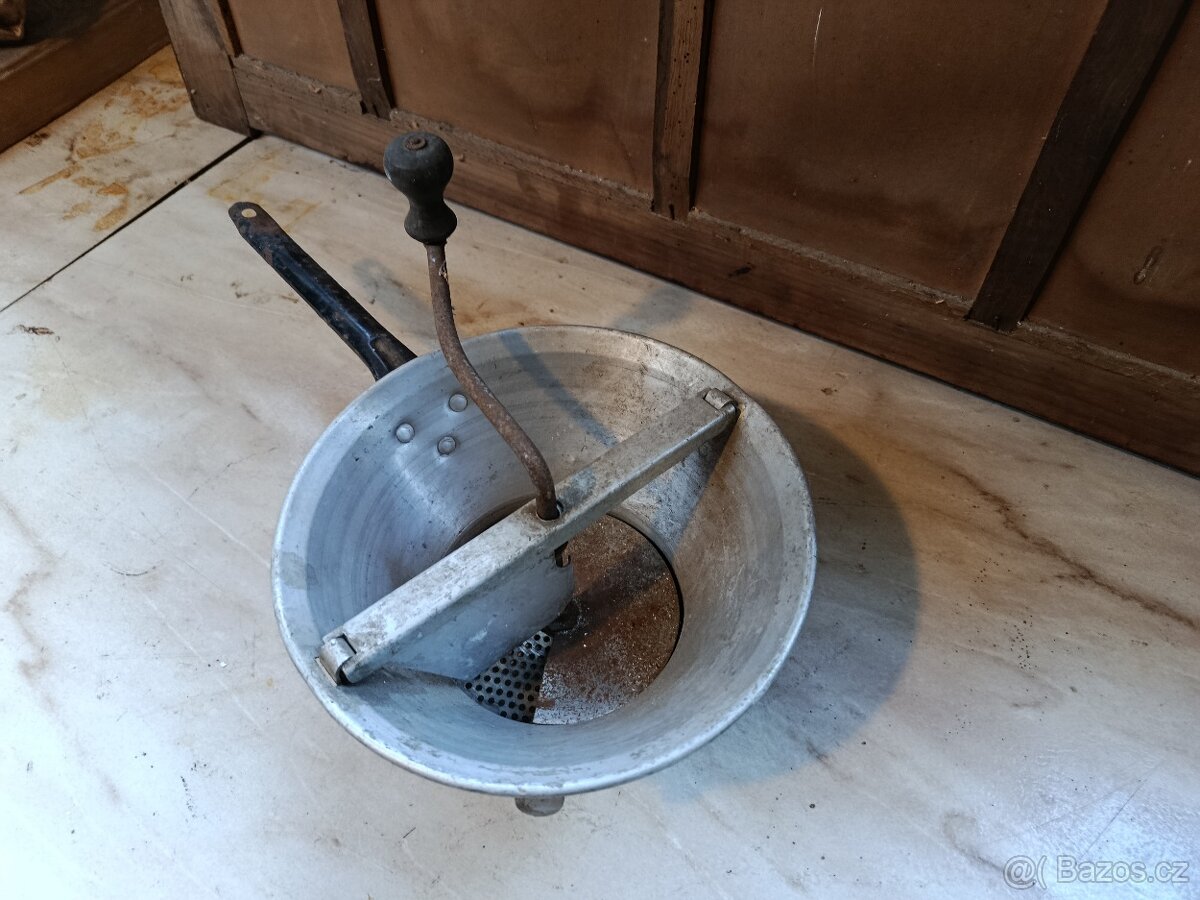 Starý Ruční Pasírovač na Ovoce a Zeleninu - 2