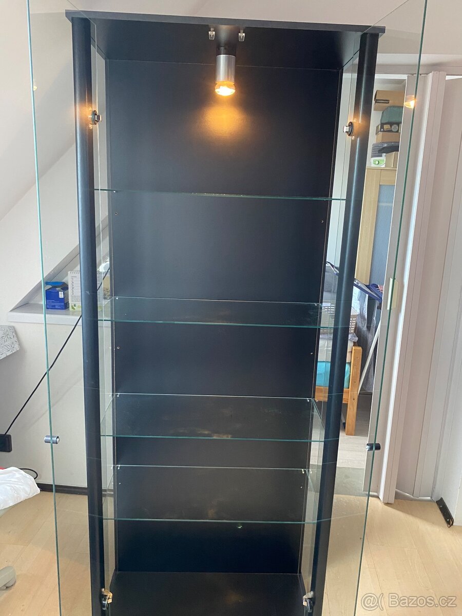 Černá vitrína - 2
