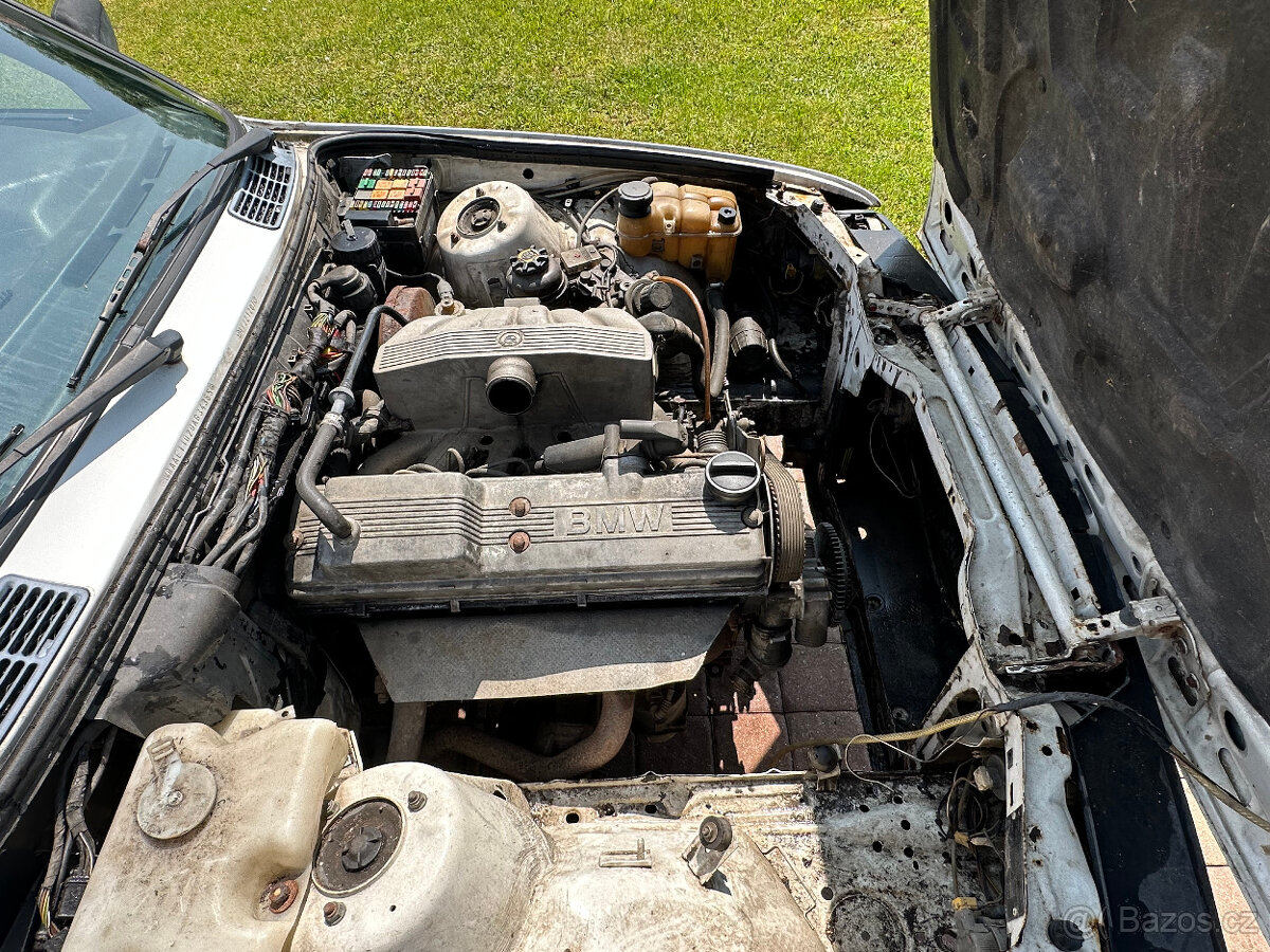 BMW 324d E30 plastak PRODEJ NÁHRÁDNÍ DÍLY - 2