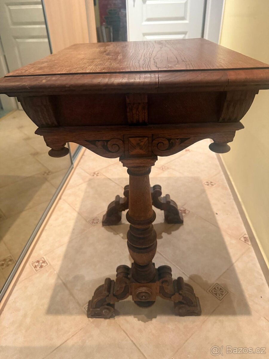 Starý dřevěný stolek s vyřezávanými nohami – masiv - 2