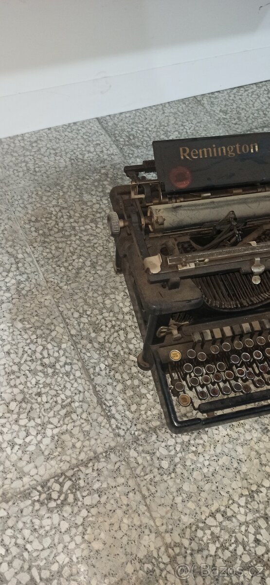 Prodám starý psací stroj Remington - 2