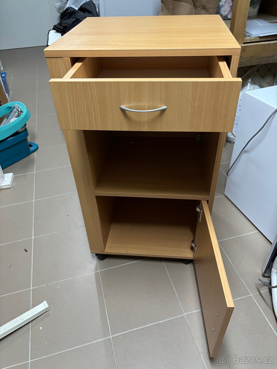 Noční stolek s jídelní deskou. - 2