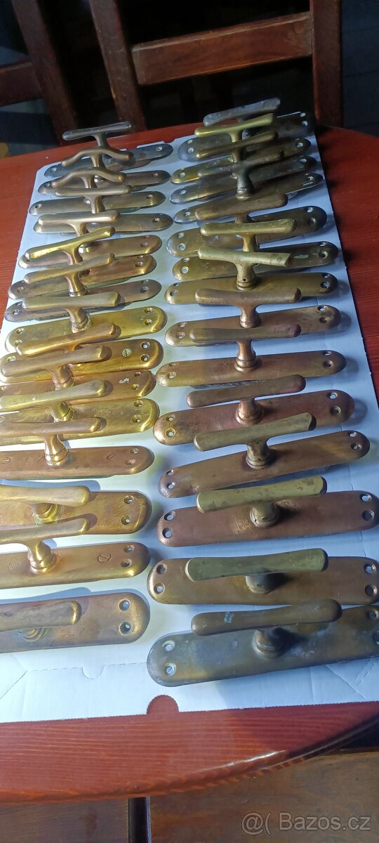 Mosazné kování , kličky,kliky. 29 ks. - 2