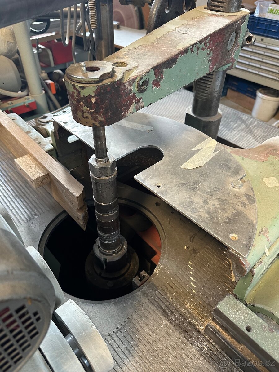 Spodní Freza s podavačem - 2