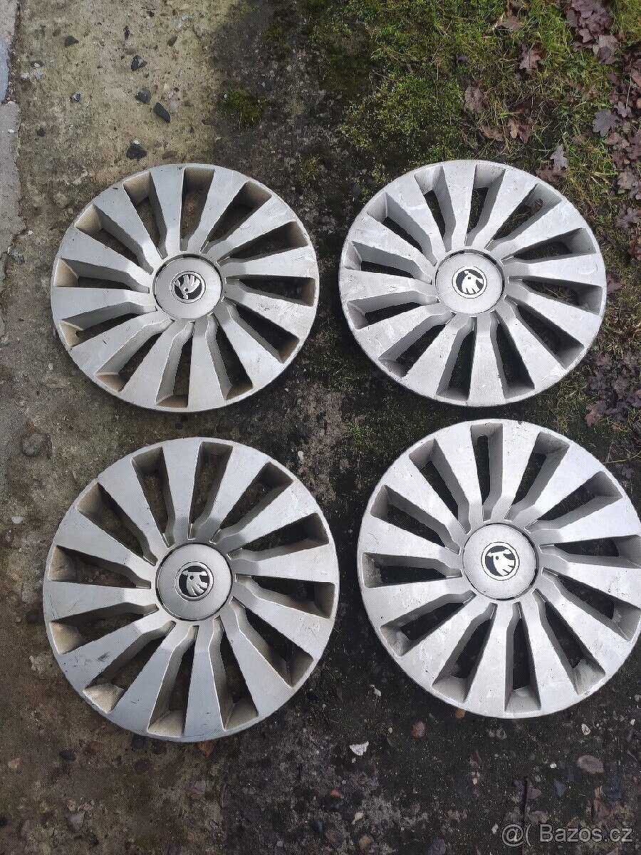 Poklice/kryty kol Škoda 16, originál - - 2