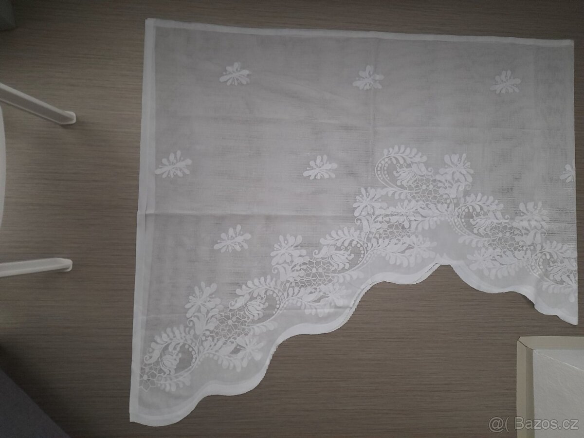 Krátká oblouková záclona s ornamenty - 2