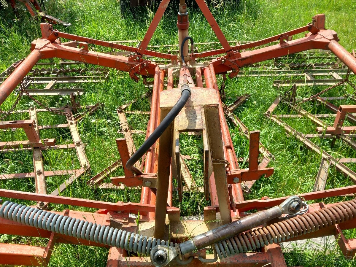 SKLÁDACÍ BRÁNY ZA TRAKTOR - 2