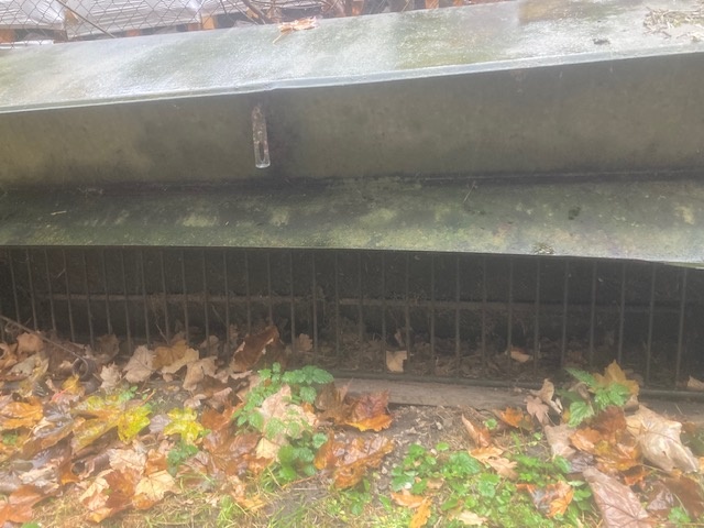 Krmící plechová bedna - 2