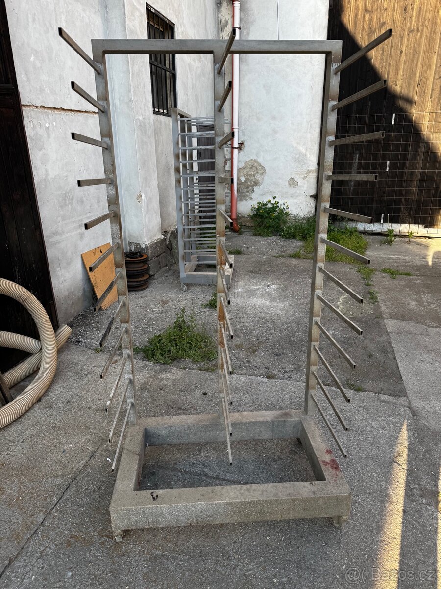 Stojan na lakování - 2