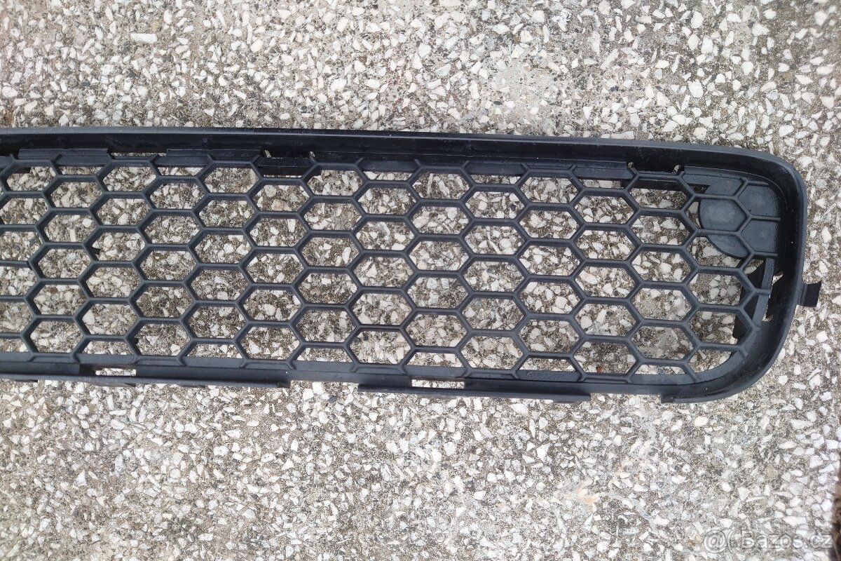 Volvo S80 - středová mřížka předního nárazníku - 2