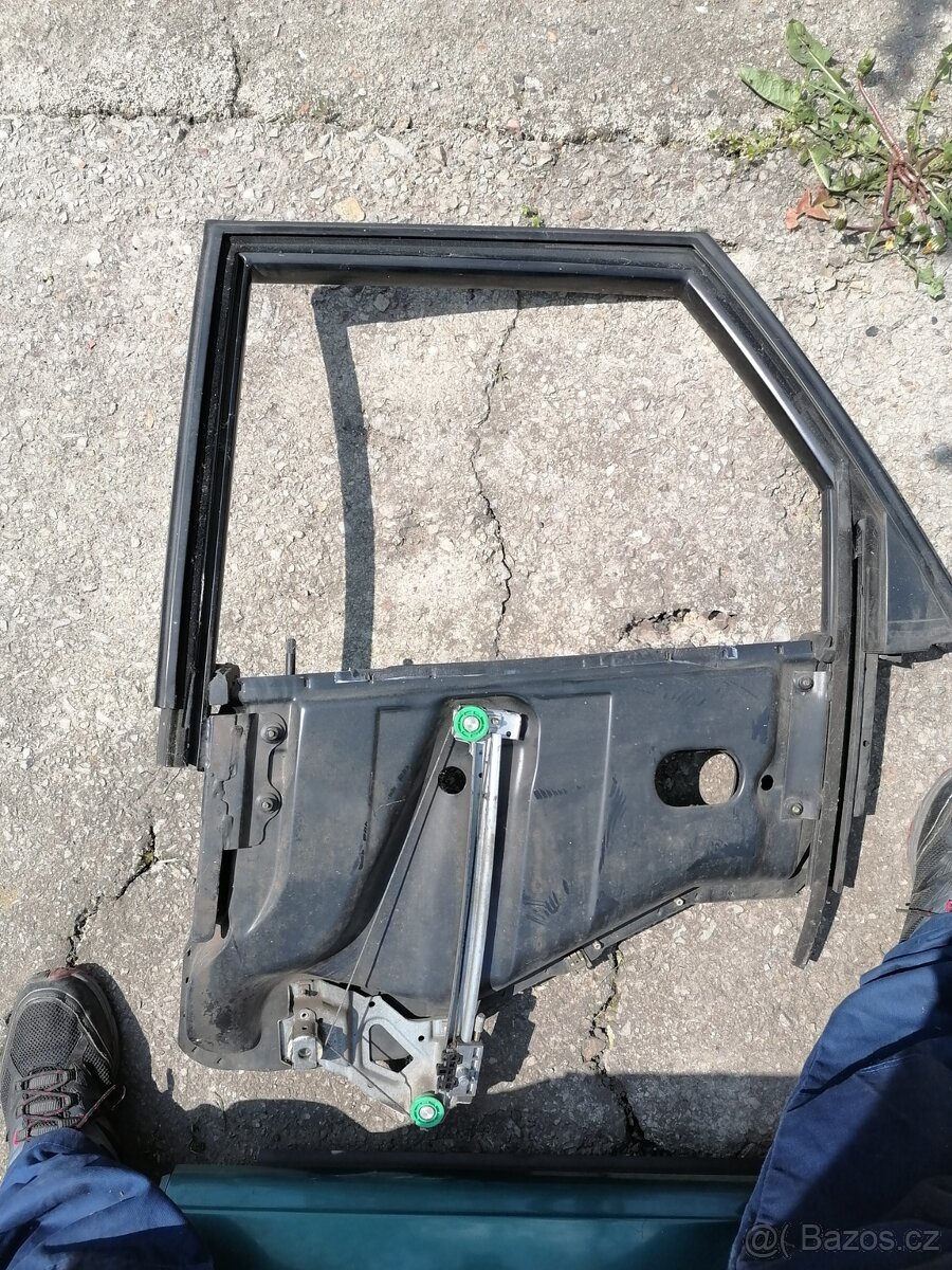 Audi 80. Prodám levé zadní dveře - 2