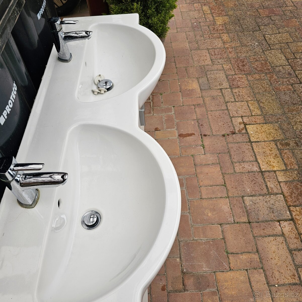 Dvě umyvadla se skříňkou - 2