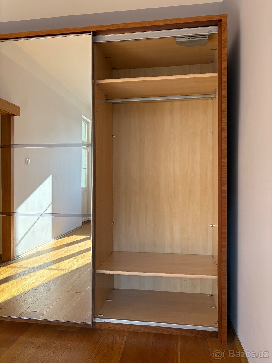 Skříň, pravá dřevěná dýha, posuvné dveře, zrcadlo - 2