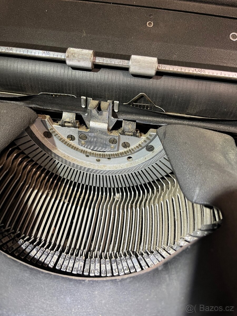 Psací stroj Olivetti - 2