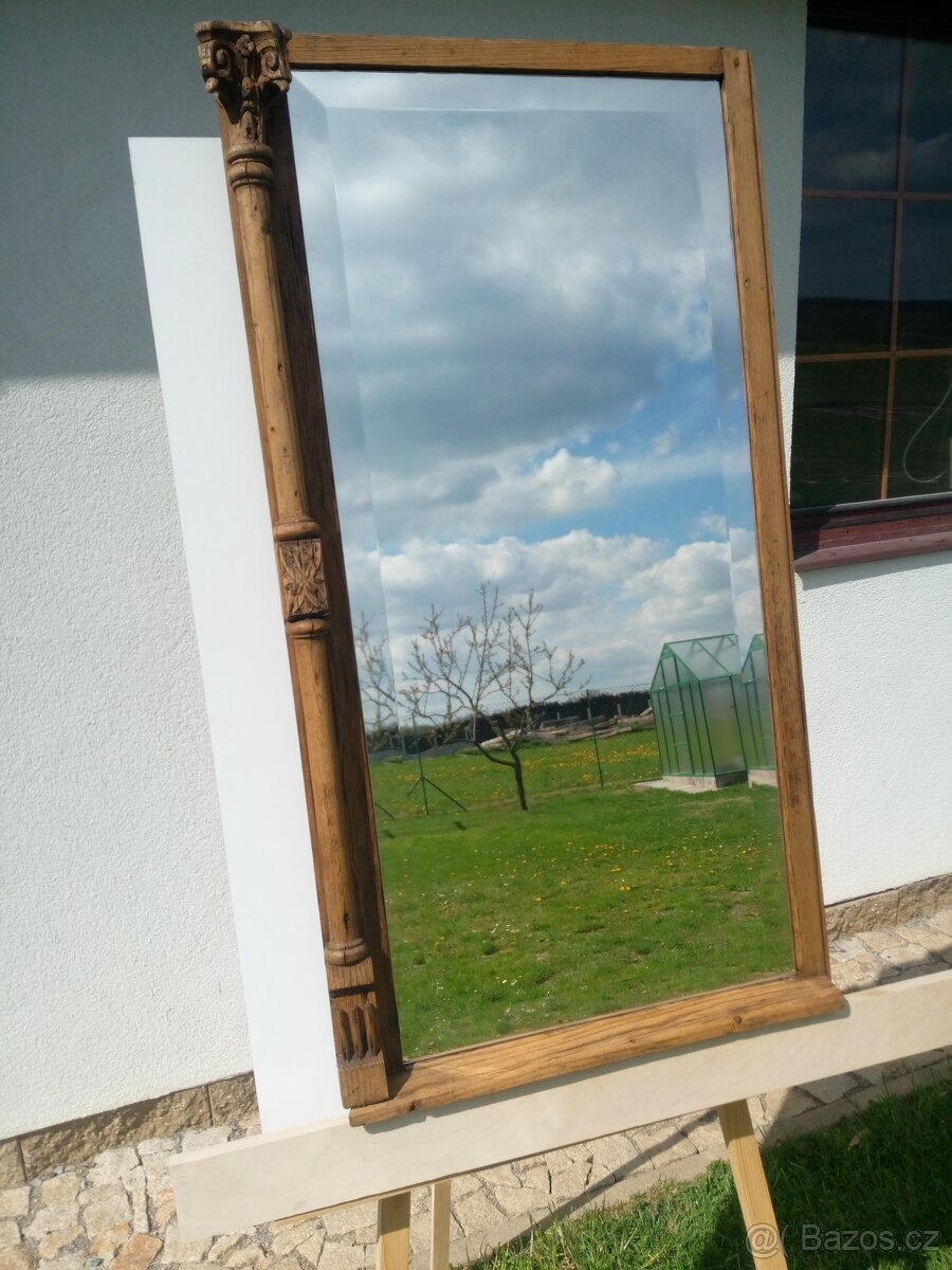 Zrcadlo ve starém okenním rámu - 2