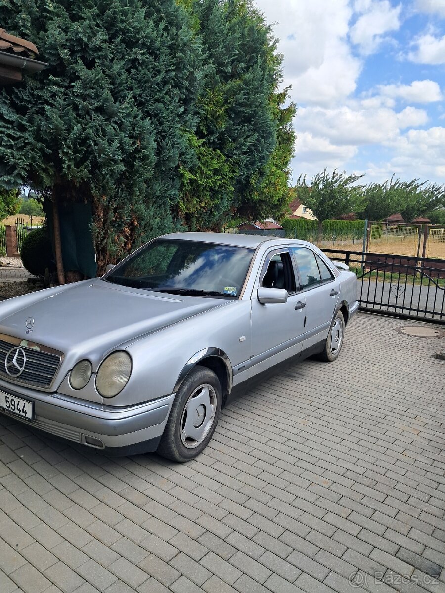 Mercedes E 220 D - 2