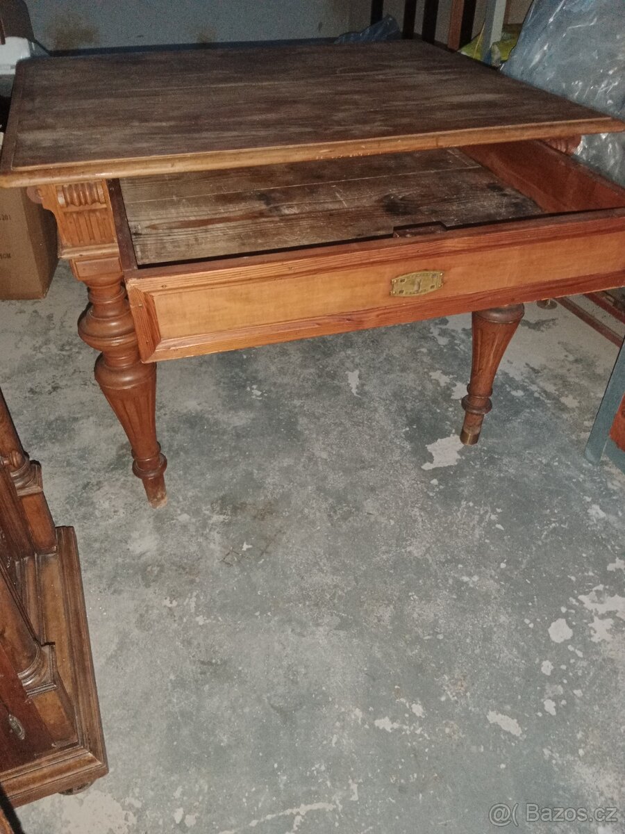 Starý stůl a skříňka - 2