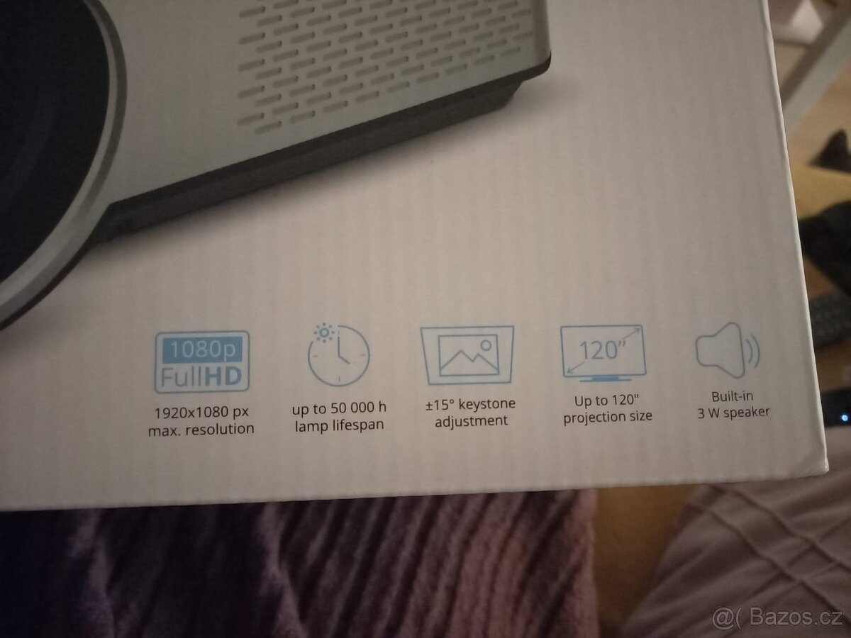 Projektor a plátno - 2
