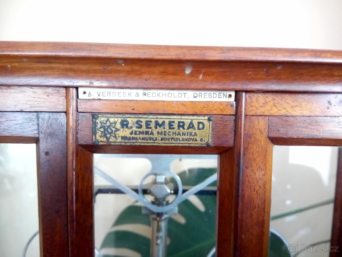 Lekarnicke váhy s vitrinou - 2