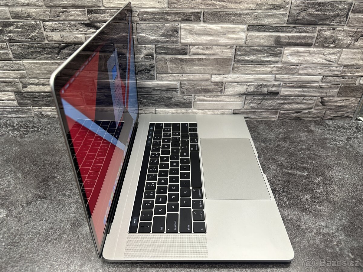 CTO MacBook Pro 15" 2017 i7 / 16GB / 500GB / Pro 555 - 2