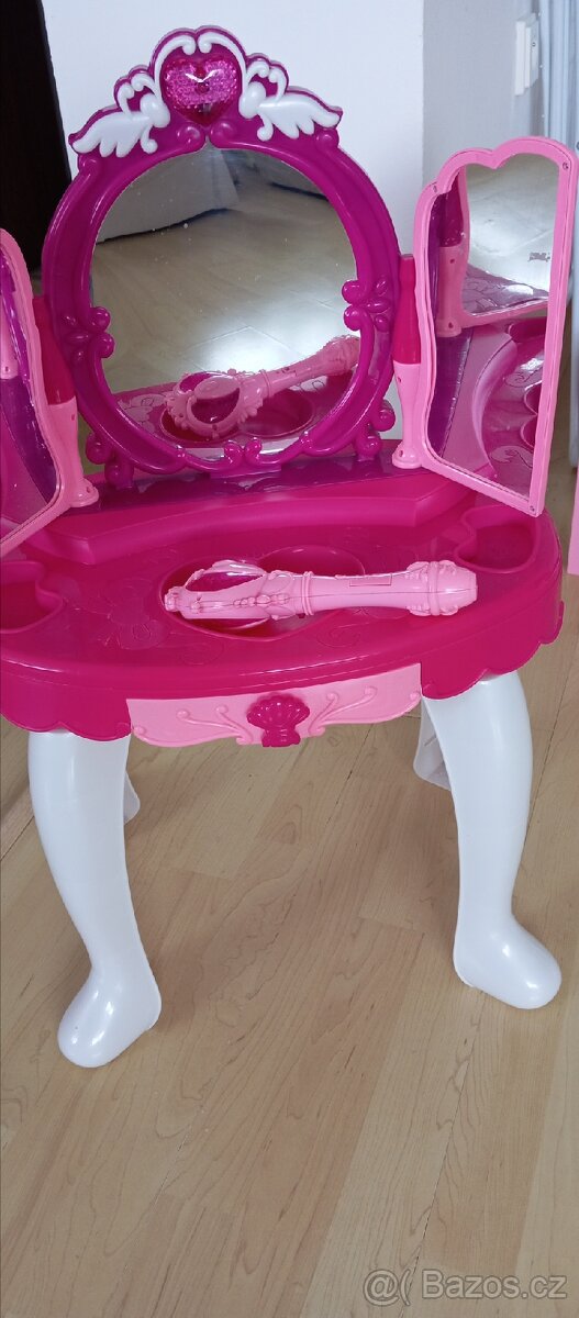 Kosmetický stolek - 2