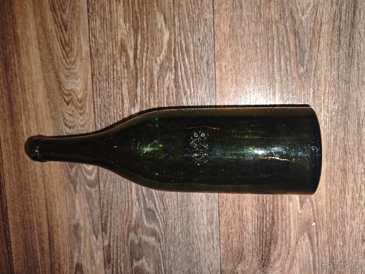 Historická pivní lahev - 2