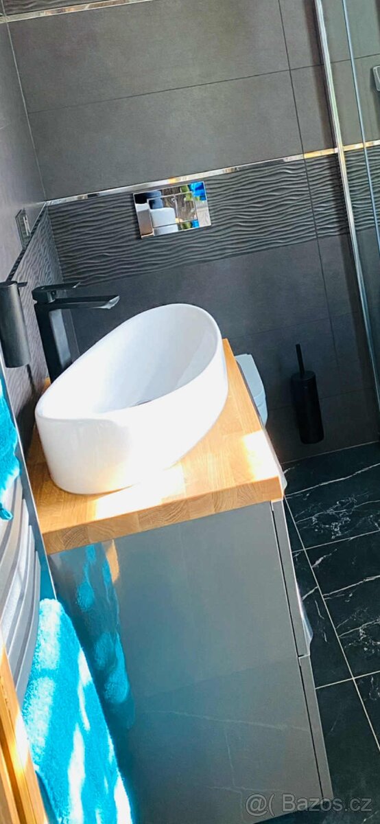 Koupelnová skříňka s umyvadlem - 2