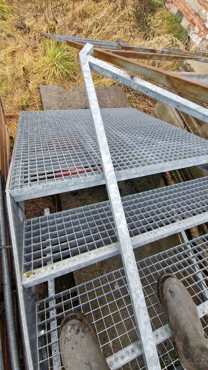 Ocelové pozinkované schodiště – 16 schodů, podesta, zábradlí - 2