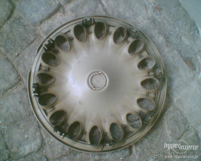 Alfa Romeo:prodám pouze jednu originál poklici,15palcu - 2