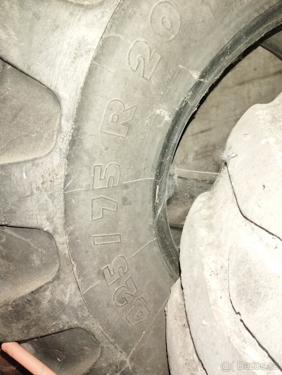 Pneu Michelin 425/75 R20 - 2
